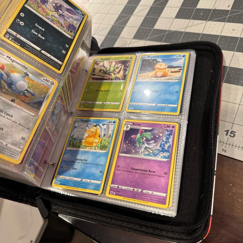 Pokémon Binder-Nearly Full - Picture 9 of 17